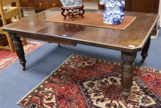 An Edwardian mahogany extending dining table W.190cm